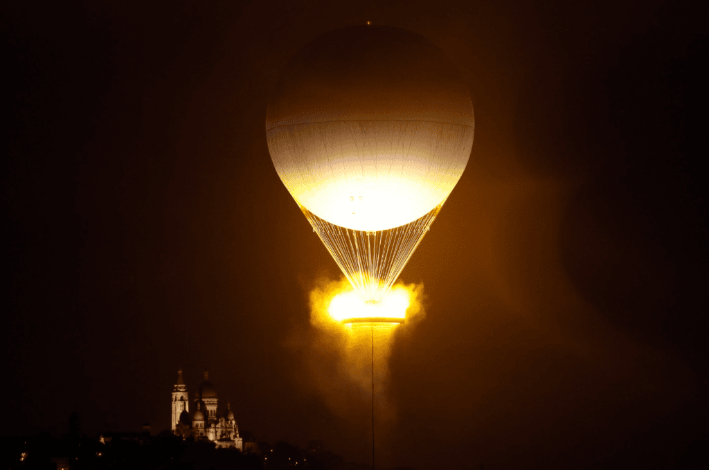 Veja os melhores momentos da cerimônia de abertura dos jogos olímpicos paris 2024 A chama olímpica sobe aos céus de paris / imagem: the olympic games via x