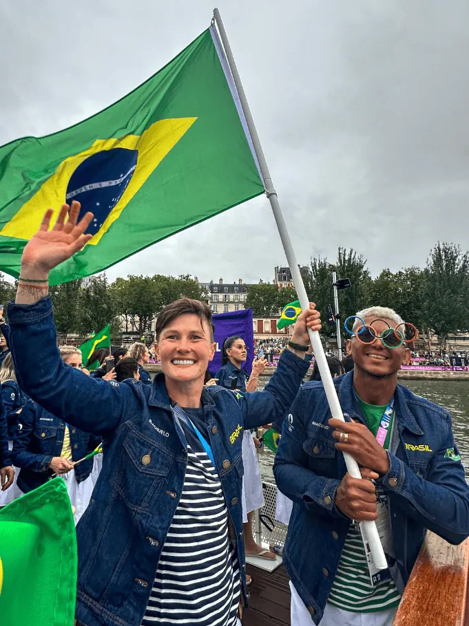 Veja os melhores momentos da cerimônia de abertura dos jogos olímpicos paris 2024 Isaquias queiroz e raquel kochhann desfilam com a bandeira do brasil nas olimpíadas de paris / imagem: time brasil via x
