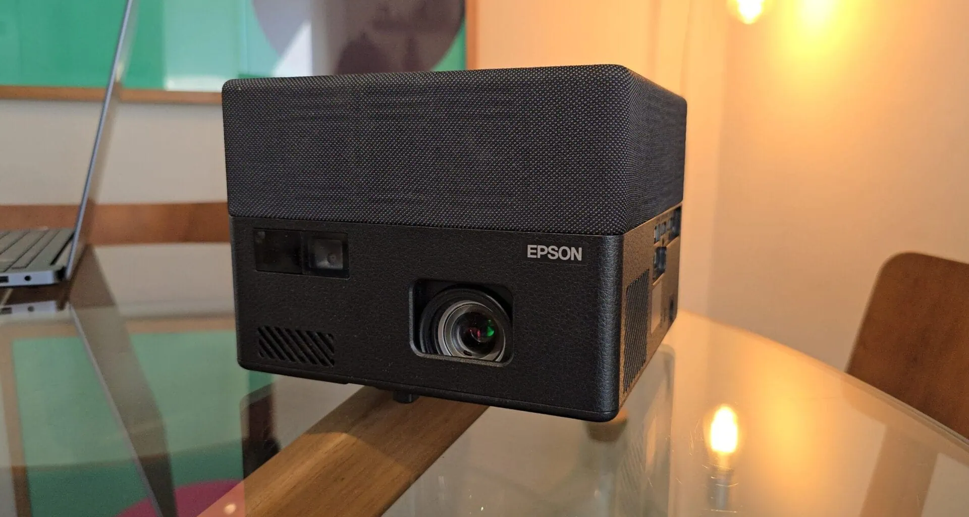 Projetor epson com alta definição para home cinema e apresentações profissionais.