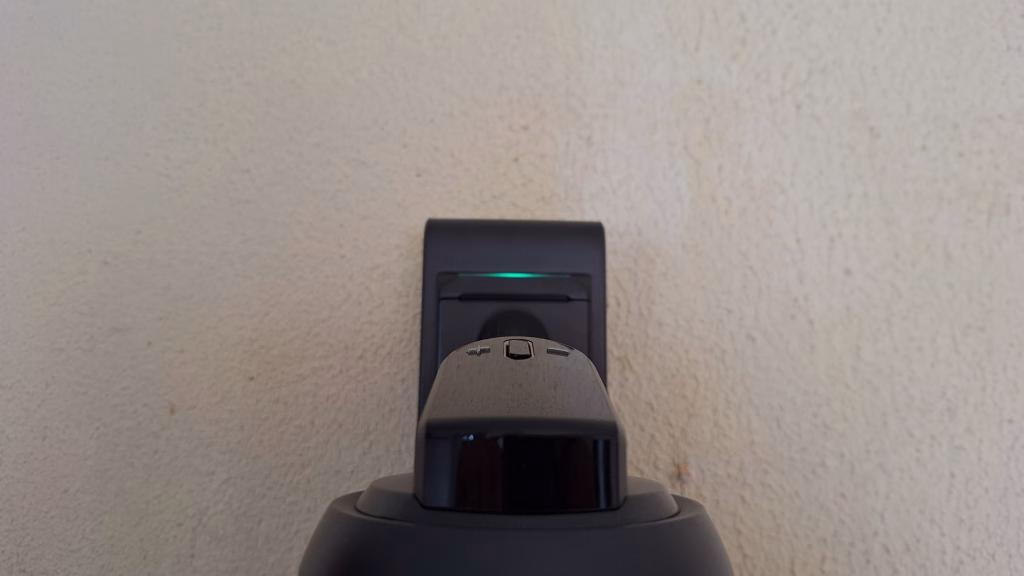 Review: aspirador de pó bespoke jet ai facilita a limpeza com um toque de futurismo Bespoke jet ai, aspirador da samsung, carregando na base