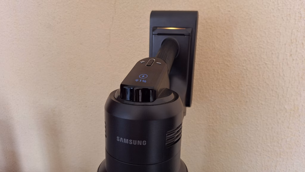 Review: aspirador de pó bespoke jet ai facilita a limpeza com um toque de futurismo Bespoke jet ai, aspirador da samsung, carregando na base