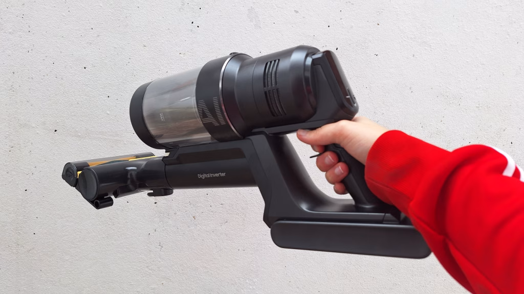 Review: aspirador de pó bespoke jet ai facilita a limpeza com um toque de futurismo Aspirador de pó bespoke jet ai com acessório pet tool acoplado