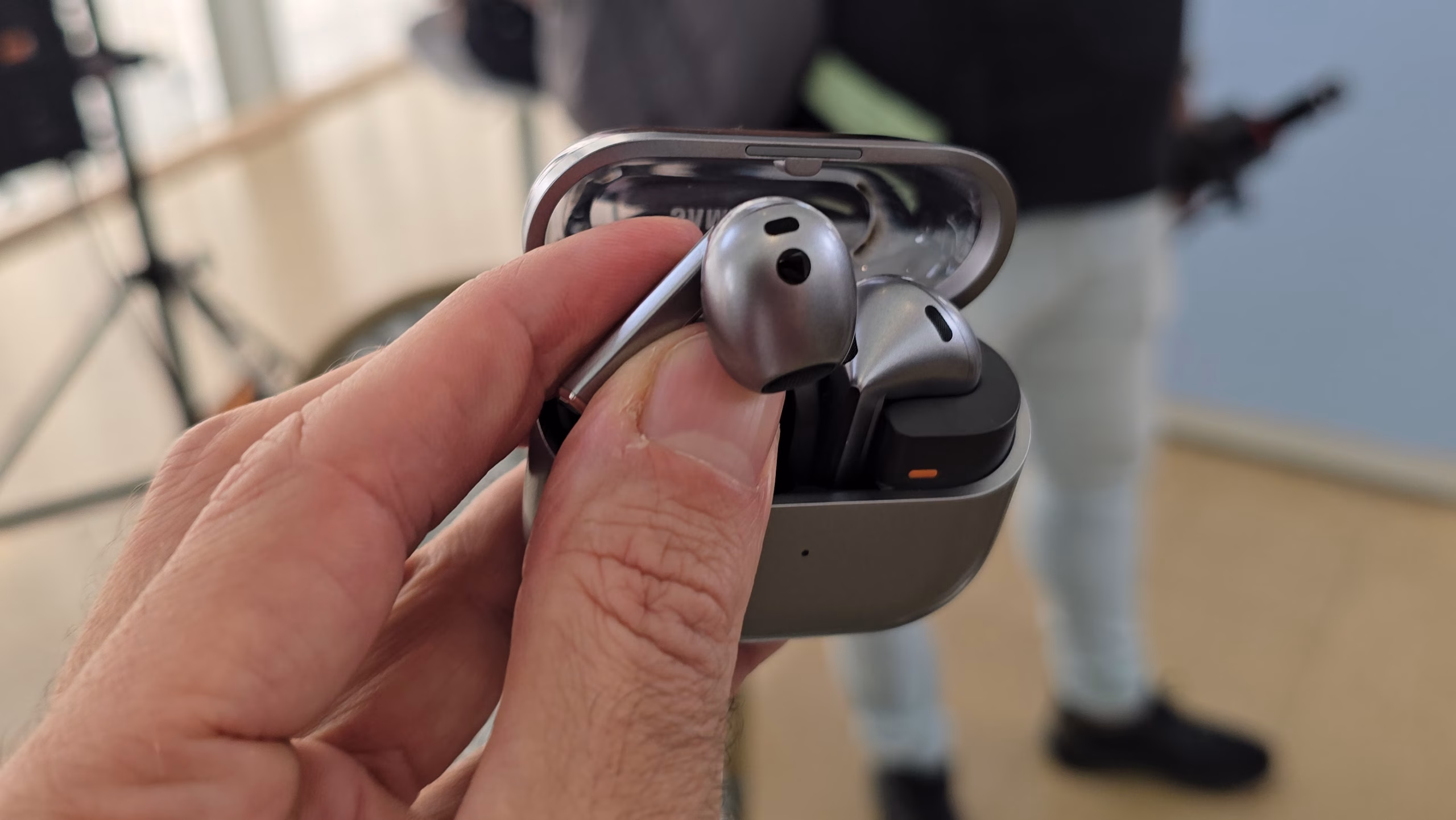 Galaxy buds3 e buds3 pro chegam com áudio hi-fi e tradução de idiomas em tempo real Galaxy buds3 e buds3 pro chegam com áudio hi-fi e tradução de idiomas em tempo real. Novos fones de ouvido trazem mudança significativa de design e promete muita interatividade em voz e gestos, junto com o galaxy ai