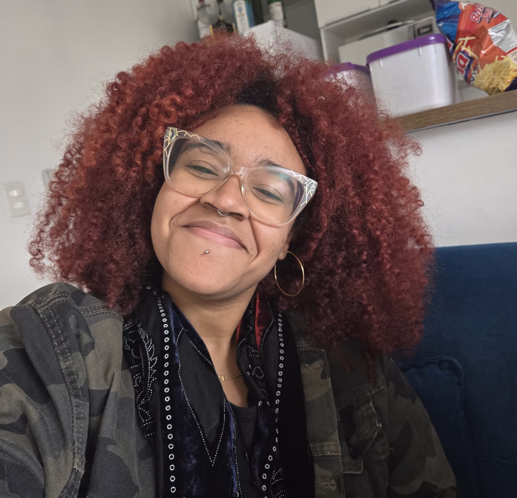 Review: galaxy z flip6 é a melhor versão do dobrável da samsung Foto de moça de pele negra com cabelo ruivo, tirada pela câmera do galaxy z flip6