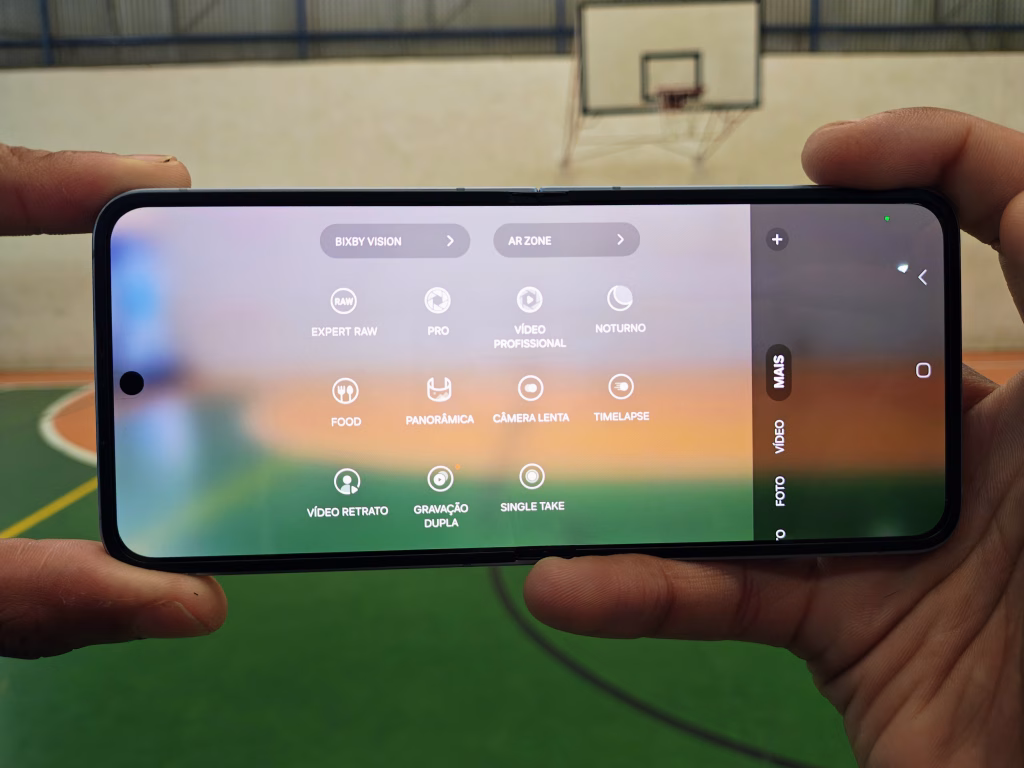 Review: galaxy z flip6 é a melhor versão do dobrável da samsung Review: galaxy z flip6 é a melhor versão do dobrável da samsung. Samsung apostou em mais mudanças internas do que internas, além de colocar uma lente de 50 mp na tela menor. Veja o que achamos do dobrável