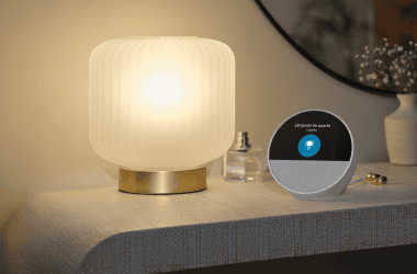 Luminária inteligente de quarto com controle de voz e conexão wi-fi para decoração moderna.