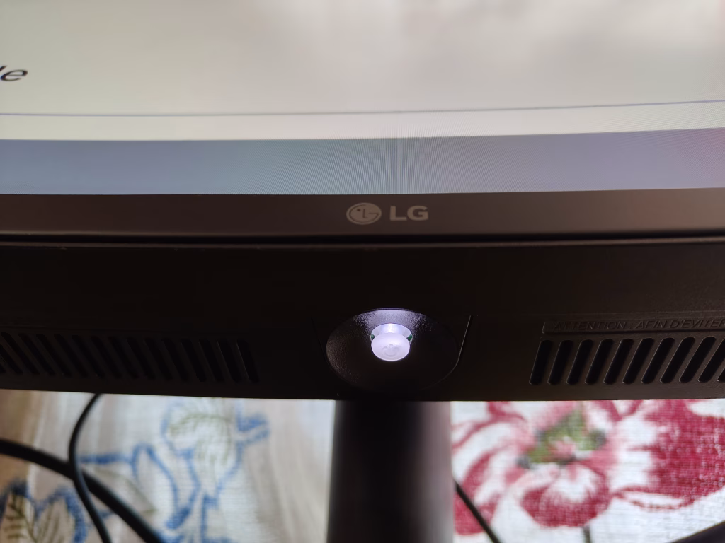 Review: monitor lg ultrawide 34wr50qc-b é excelente para trabalho e games Botão de monitor curvo da lg