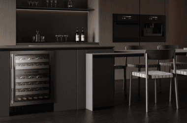 Eletrodomésticos de luxo na cozinha moderna com adega, micro-ondas e ilhas de cozinha sofisticadas.