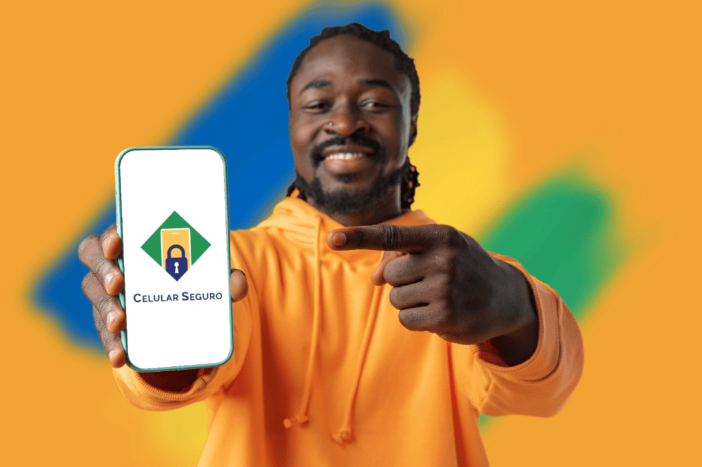 Hoe u Secure Cell Phone kunt gebruiken om uw telefoon te beschermen (en te blokkeren als deze wordt gestolen) Jongeman houdt een mobiele telefoon vast met een mobiele beveiligingsapp op een gele achtergrond