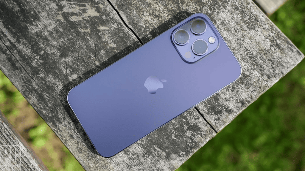 Telefone apple iphone 13 pro em azul, smartphone avançado com câmera tripla e design elegante.