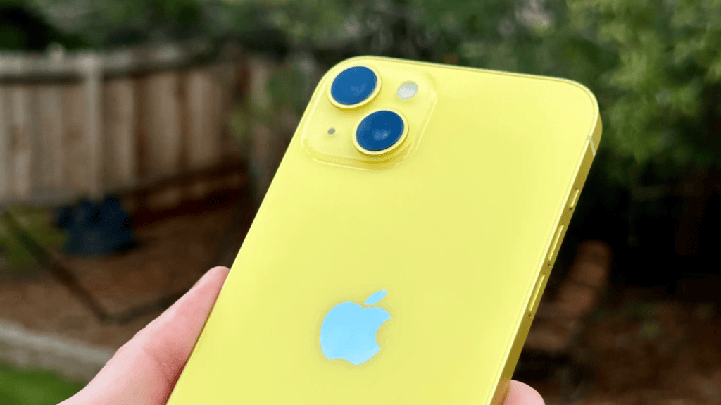 Novo iphone 13 amarelo com câmera avançada e design vibrante, ideal para amantes de tecnologia e inovação.