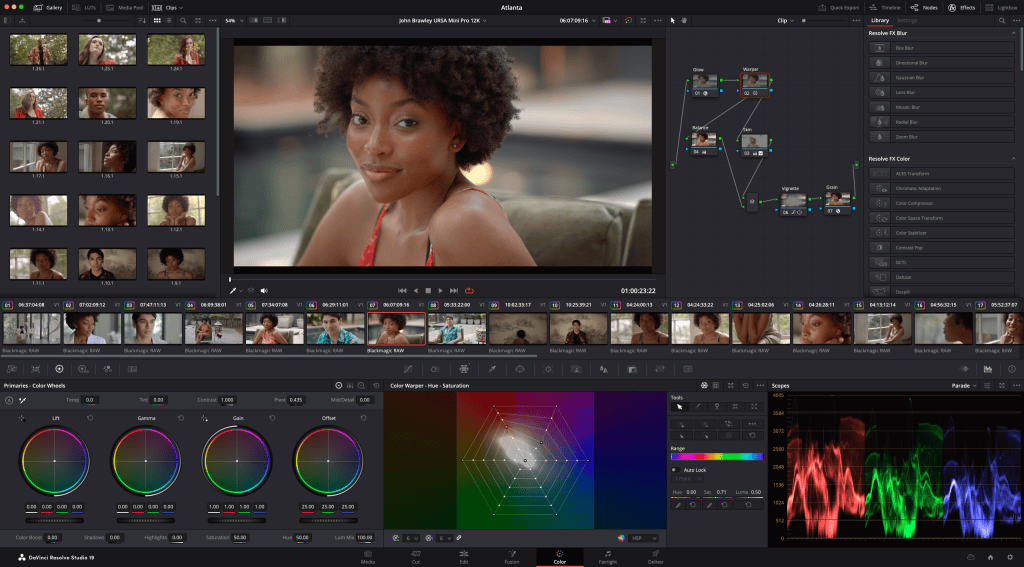 Linda mulher com cabelo afro, sorrindo, em close, retratada em vídeo, edição de cores no davinci resolve.