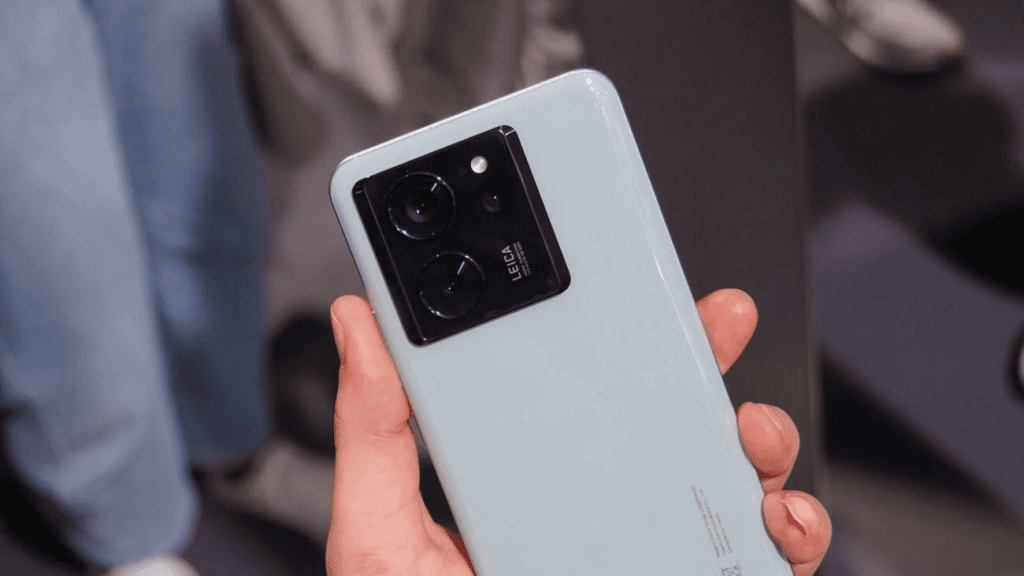 Câmera de smartphone com lente leica, tecnologia avançada para fotos de alta qualidade.