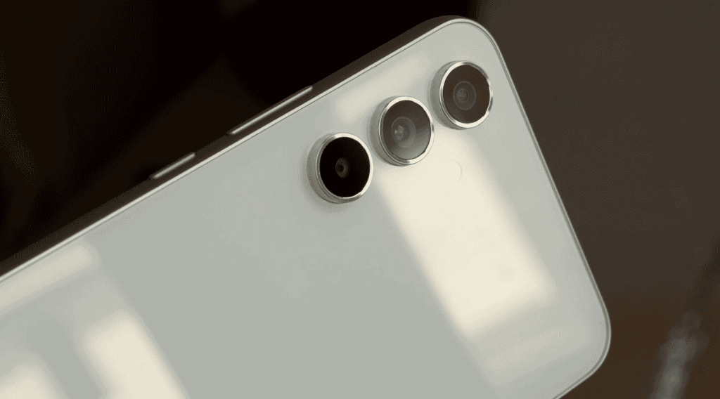 Câmera tripla de smartphone branco com destaque em detalhes tecnológicos.