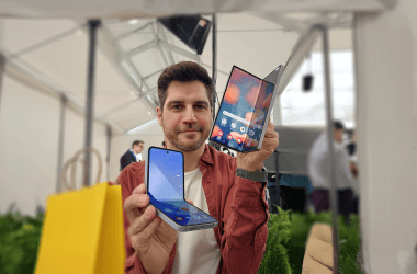 Smartphone dobrável em exibição na feira de tecnologia, destaque para inovação em dispositivos móveis.