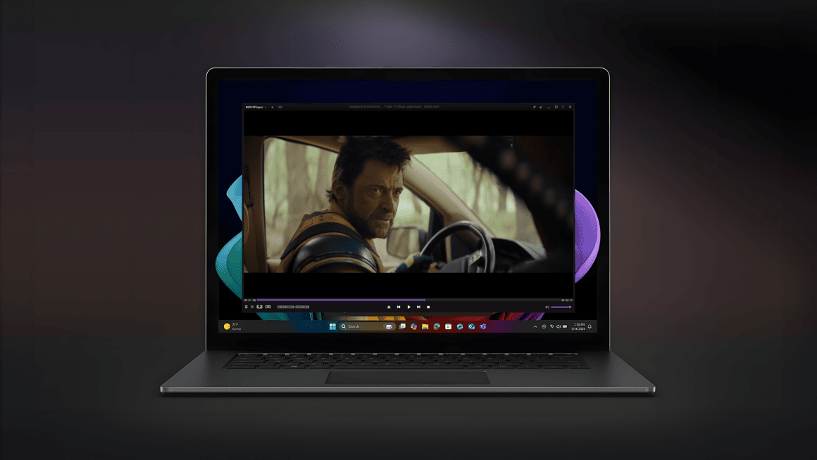 Muž pozerá film na notebooku s obrazovkou s vysokým rozlíšením.