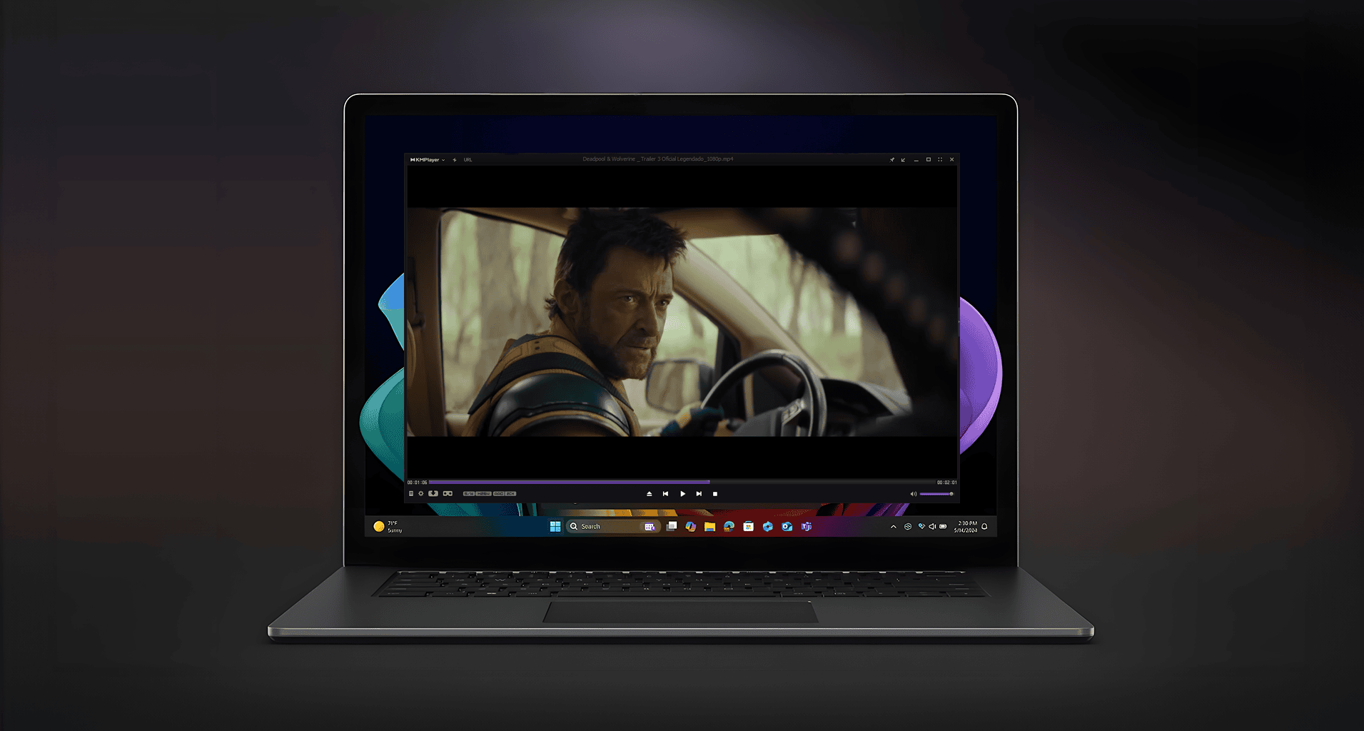 Homem assistindo filme no laptop com tela de alta resolução.