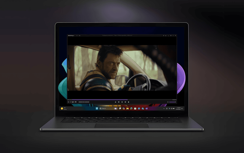 Homem assistindo filme no laptop com tela de alta resolução.