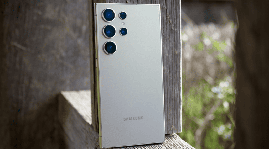 Câmera avançada do samsung galaxy s21 ultra em destaque com múltiplos sensores de alta qualidade.