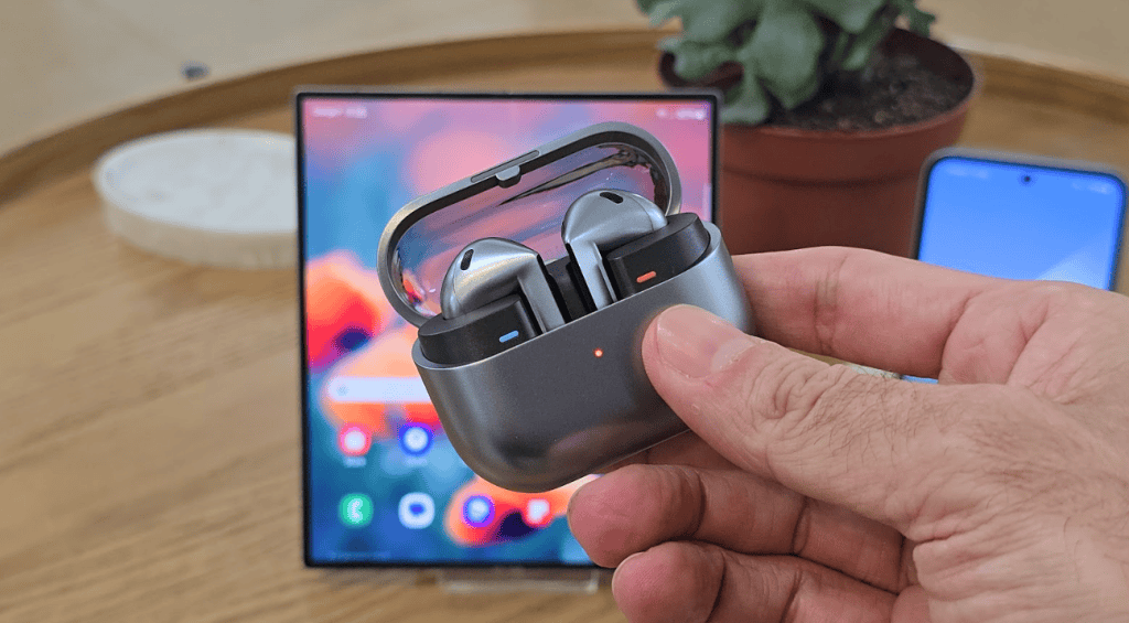 Galaxy buds3 e buds3 pro chegam com áudio hi-fi e tradução de idiomas em tempo real Galaxy buds3 e buds3 pro chegam com áudio hi-fi e tradução de idiomas em tempo real. Novos fones de ouvido trazem mudança significativa de design e promete muita interatividade em voz e gestos, junto com o galaxy ai