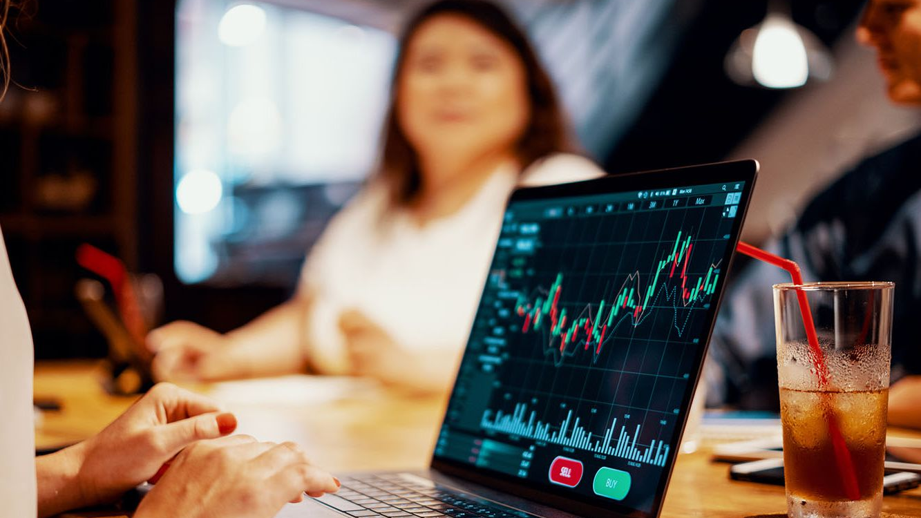 Veja como investir em empresas de tecnologia de forma segura Uma maneira fácil e moderna de investir em empresas de tecnologia é através de plataformas online. Imagem: iserewa