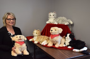 Cães e gatos robôs se tornam os melhores amigos de idosos solitários.