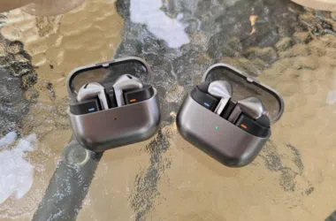 Fones de ouvido wireless em estojo metálico shiny, à prova d'água e com conexão bluetooth.