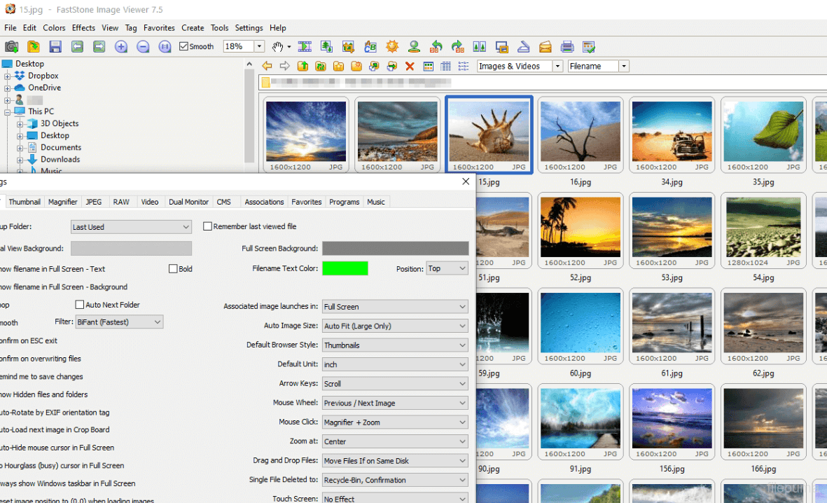 Paisagem de praia ao pôr do sol com palmeiras e céu alaranjado.