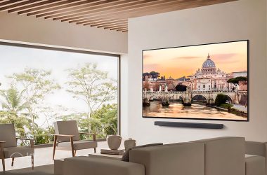 1. Televisão 4k com som surround e design slim em ambiente moderno.