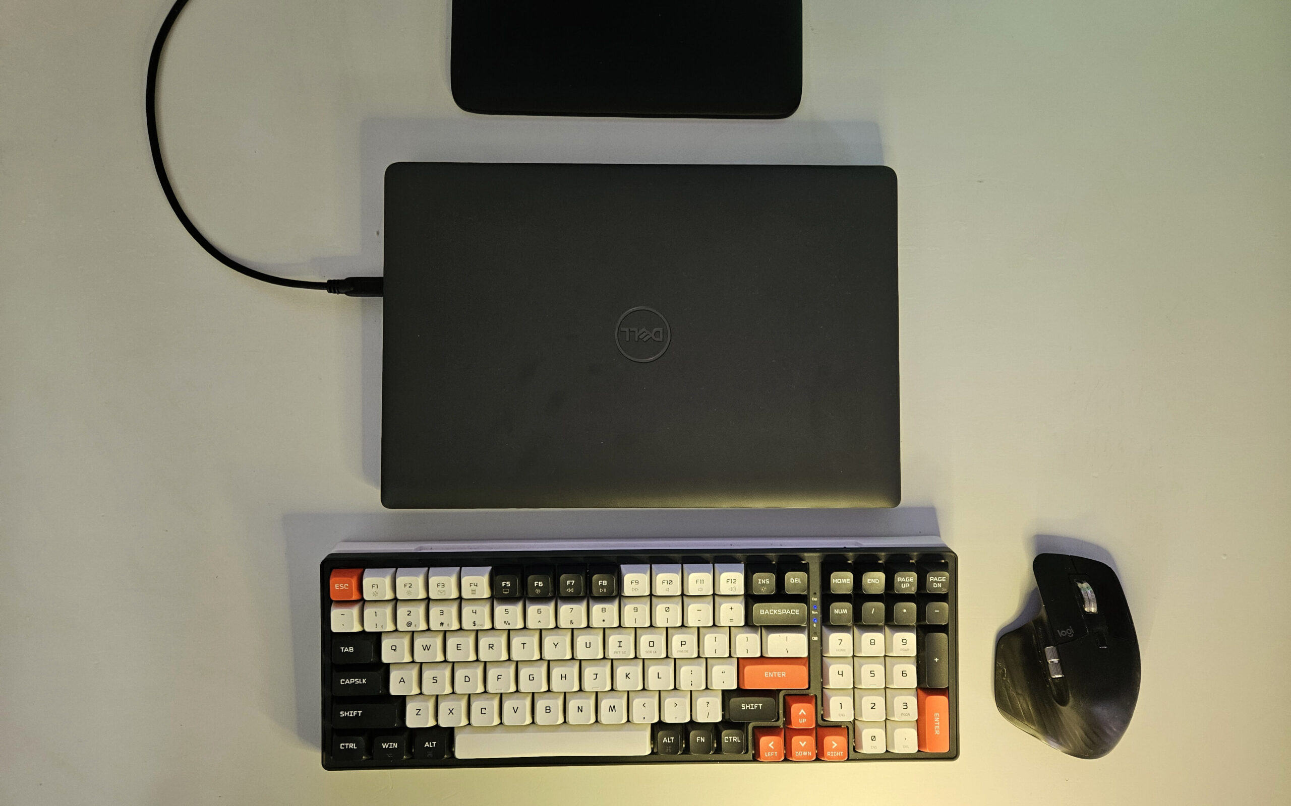 Review: monitor elements 2030 xti pro display 28 Review: monitor elements 2030 xti pro display 28. Se você também gosta de tecnologia, você provavelmente já viu algum conteúdo deles por aí. A marca além de ter cadeiras lindas como a astra, joplin, também fabrica mesas e outros produtos de escritório como suportes como o armstrong e além do 2030 xti pro, eles também têm monitores portáteis.