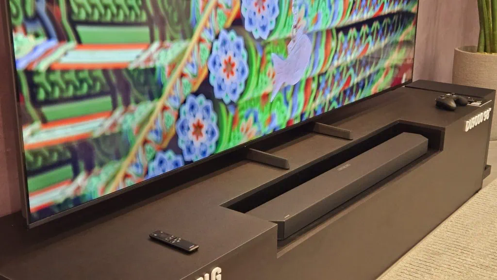 Samsung lança smart tv crystal 4k de 98 polegadas no brasil Base da smart tv 98du9000 sobre uma estante