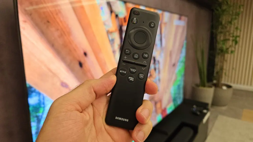 Controle remoto samsung tv plus aberto, destaque para várias funções e compatibilidade com smart tvs.