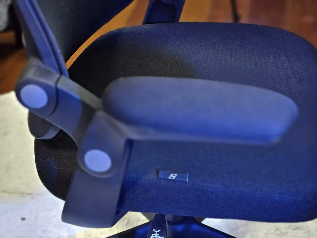 Cadeira ergonômica elements astra tem ótima relação custo-benefício Cadeira ergonômica elements astra na cor preta