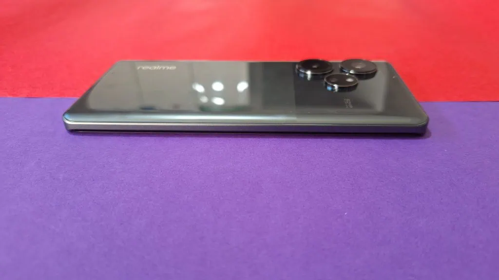 Review: realme gt 6 é um topo de linha com bateria espetacular Parte lateral do realme gt 6