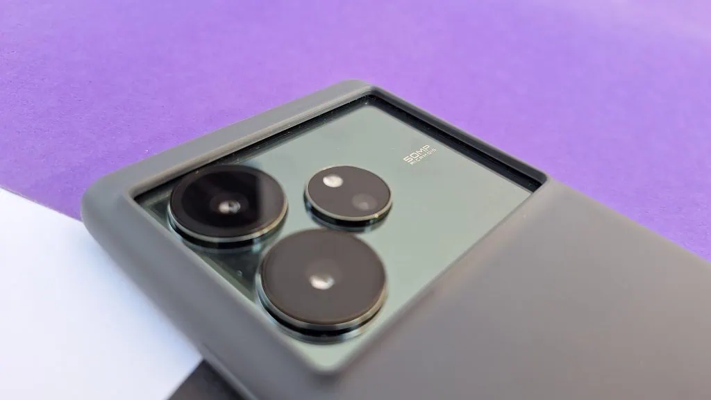 Review: realme gt 6 é um topo de linha com bateria espetacular Módulo de câmeras traseiras do realme gt 6