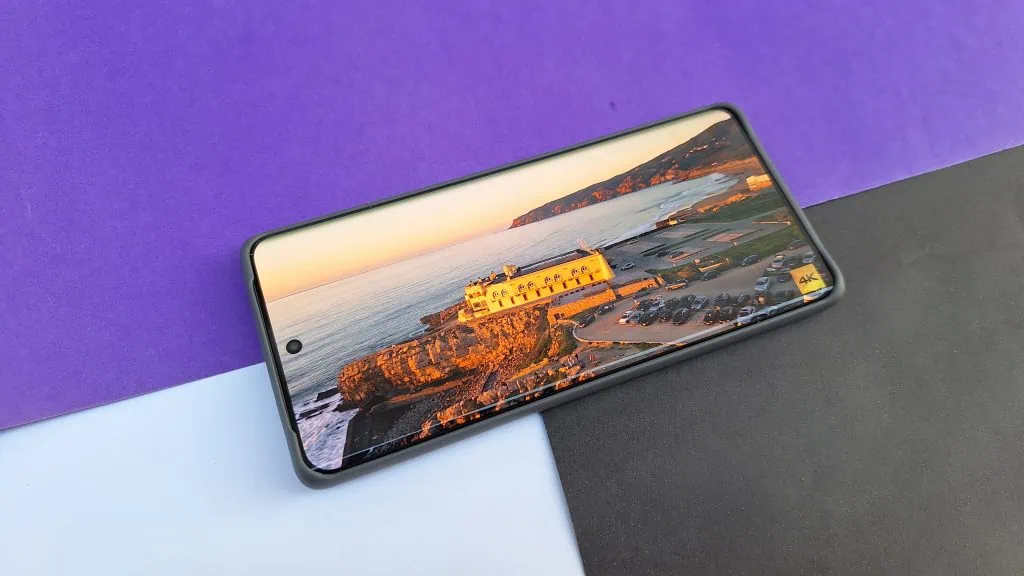 Review: realme gt 6 é um topo de linha com bateria espetacular Paisagem com praia na tela do realme gt 6