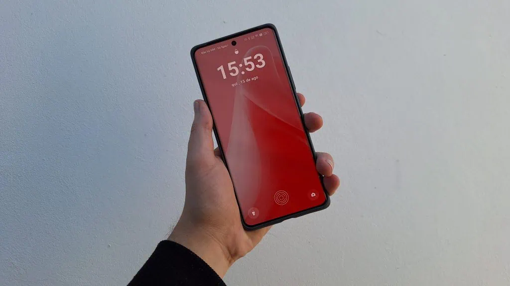 Review: realme gt 6 é um topo de linha com bateria espetacular Parte frontal do realme gt 6, topo de linha da realme em 2024