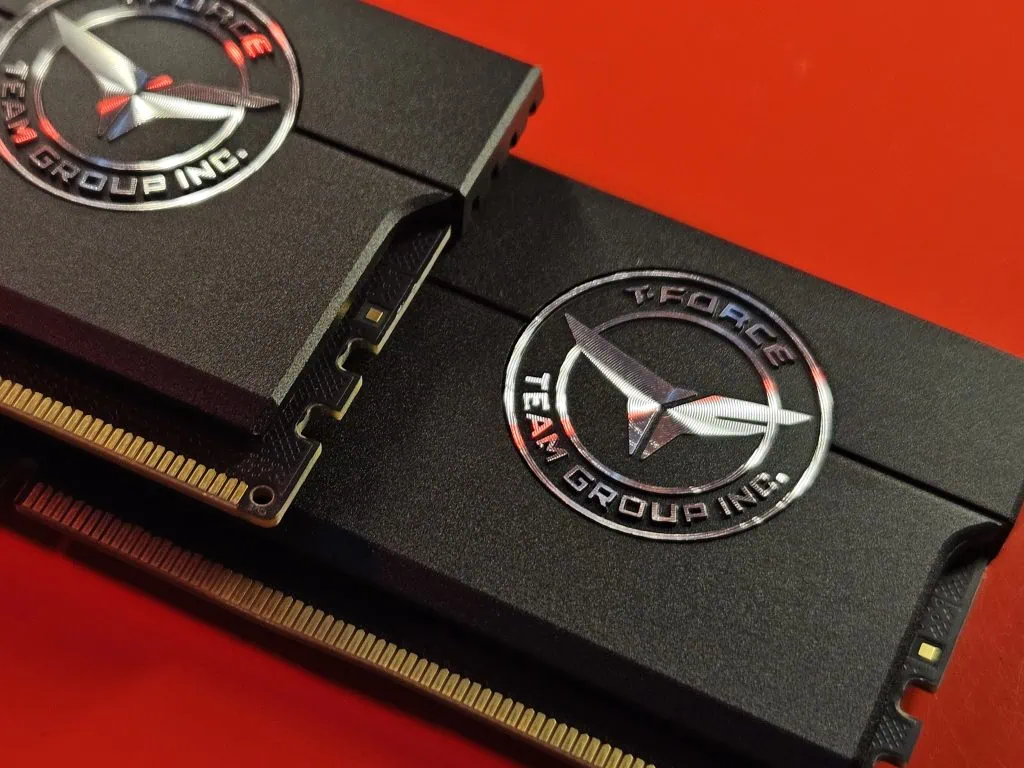 Conheça a xtreem ddr5, a memória ram de até 8200mhz da t-force Memória ram t-force, memória ram xtreem ddr5, memória ram gamer, memória ram de alto desempenho em fundo vermelho