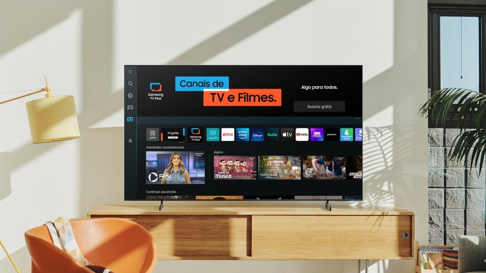 Smart tv samsung com app de streaming, ambiente moderno e iluminação natural.