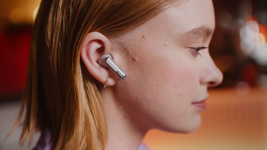 Jbl lança fones de ouvido live beam 3 e live buds 3 no brasil O jbl live beam 3 tem hastes e serve como modelo mais intra-auricular. (foto: reprodução)