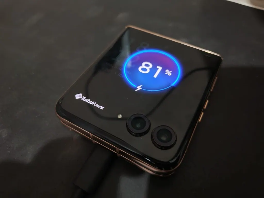 Review: moto razr 50 ultra é um dobrável estiloso com boas câmeras Review: moto razr 50 ultra é um dobrável estiloso com boas câmeras. Com um sistema de câmeras renovado e maior duração de bateria em relação ao moto razr 40 ultra, aparelho é o grande concorrente do galaxy z flip6. Confira o que achamos