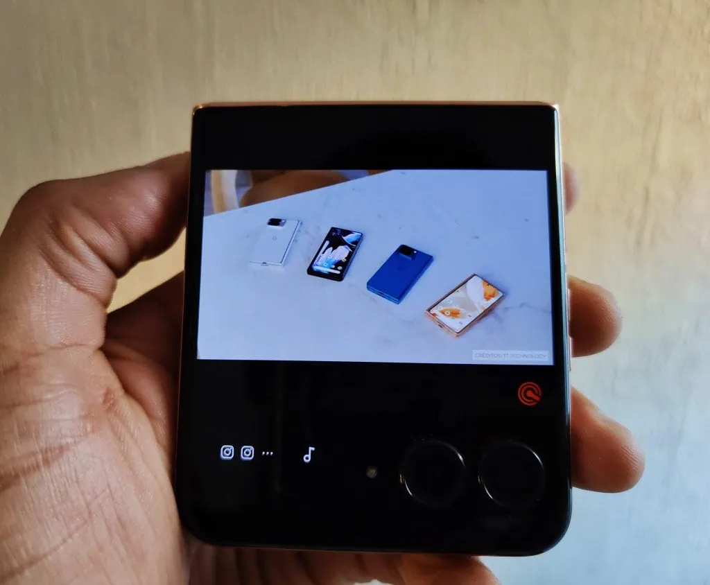 Review: moto razr 50 ultra é um dobrável estiloso com boas câmeras Youtube funcionando na tela externa do moto razr 50 ultra