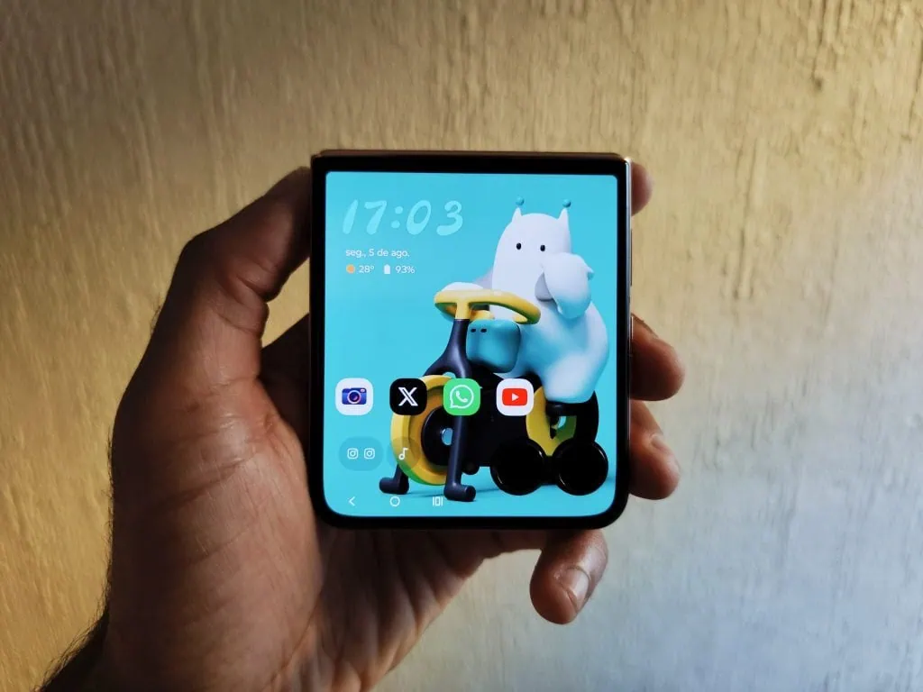 Review: moto razr 50 ultra é um dobrável estiloso com boas câmeras Moto razr 50 ultra, concorrente do galaxy z flip6