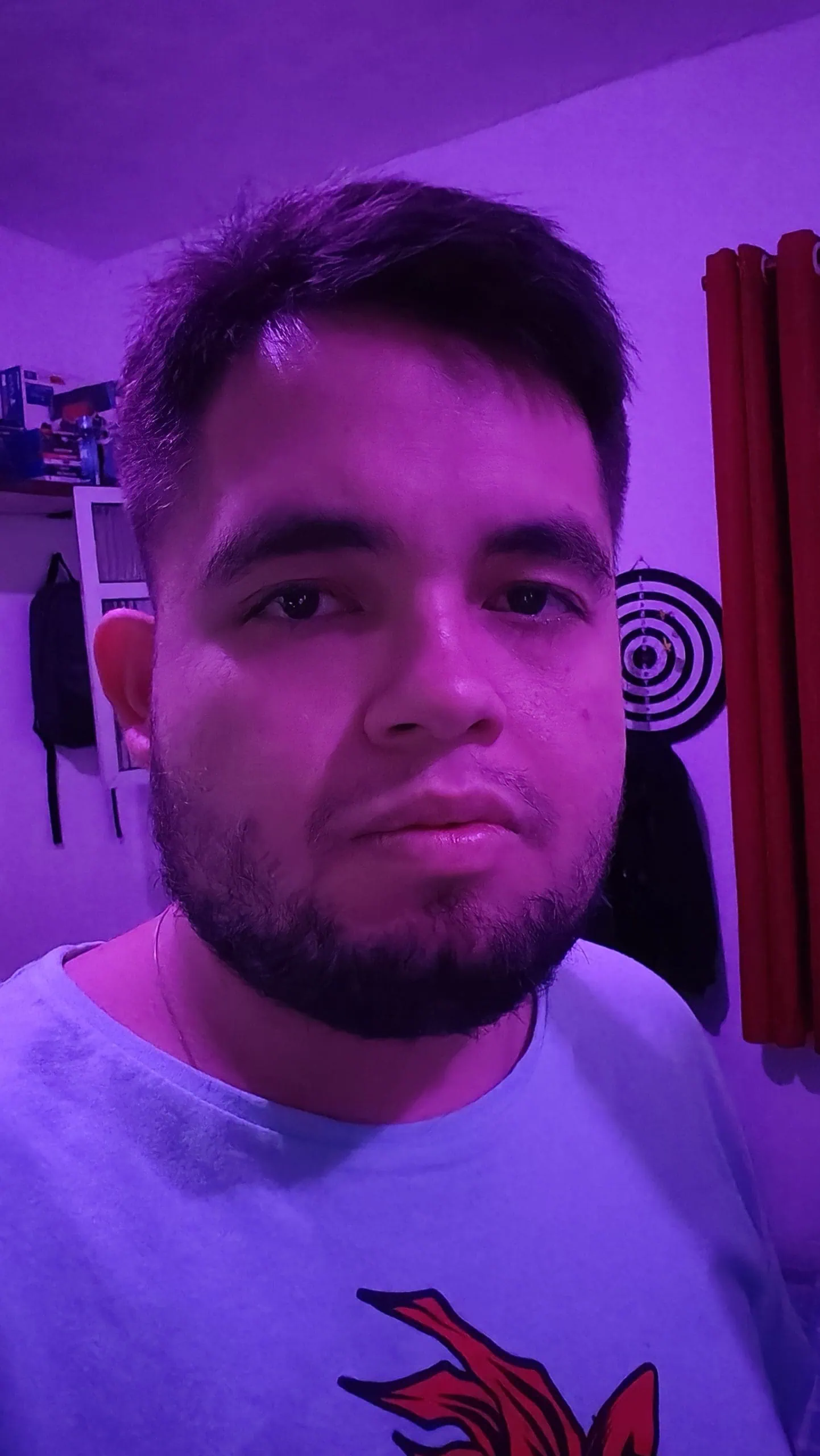 Review: realme gt 6 é um topo de linha com bateria espetacular Selfie com o gt 6 em luz rosa