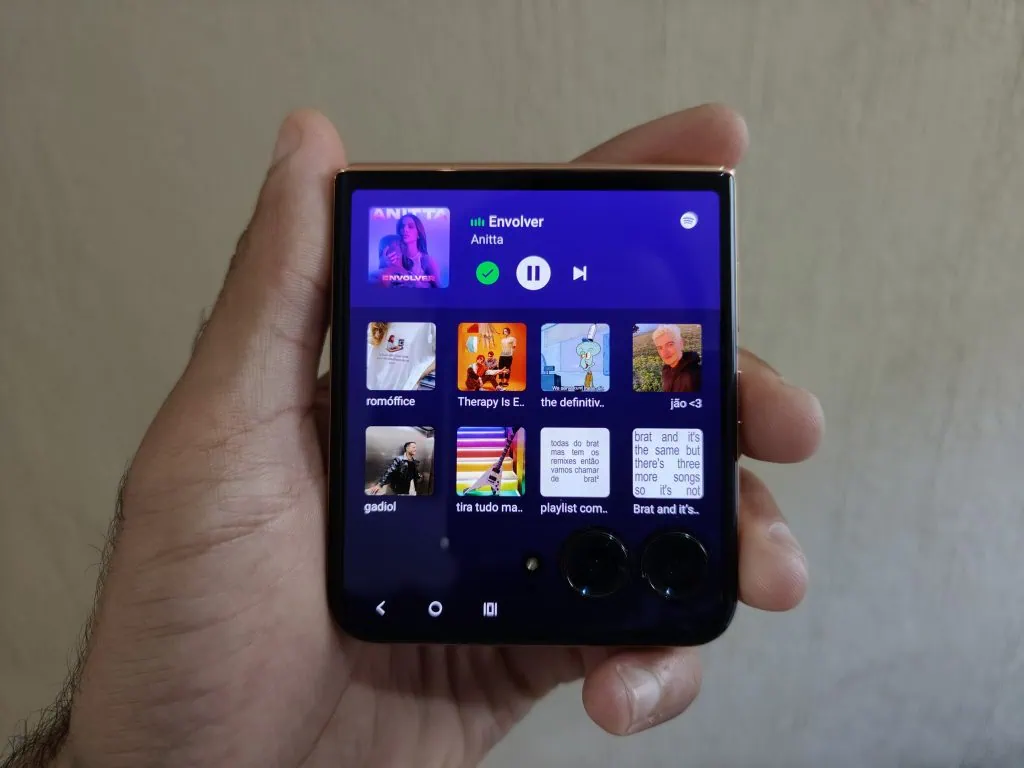 Review: moto razr 50 ultra é um dobrável estiloso com boas câmeras Atalho do spotify do moto razr 50 ultra