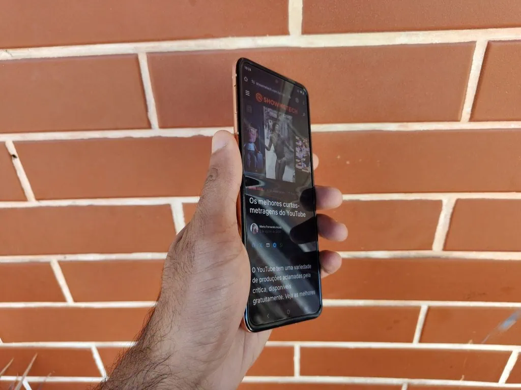 Review: moto razr 50 ultra é um dobrável estiloso com boas câmeras Tela maior do moto razr 50 ultra