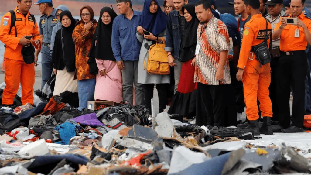 Os 33 maiores desastres aéreos que chocaram o mundo Familiares dos passageiros observam destroços do avião.