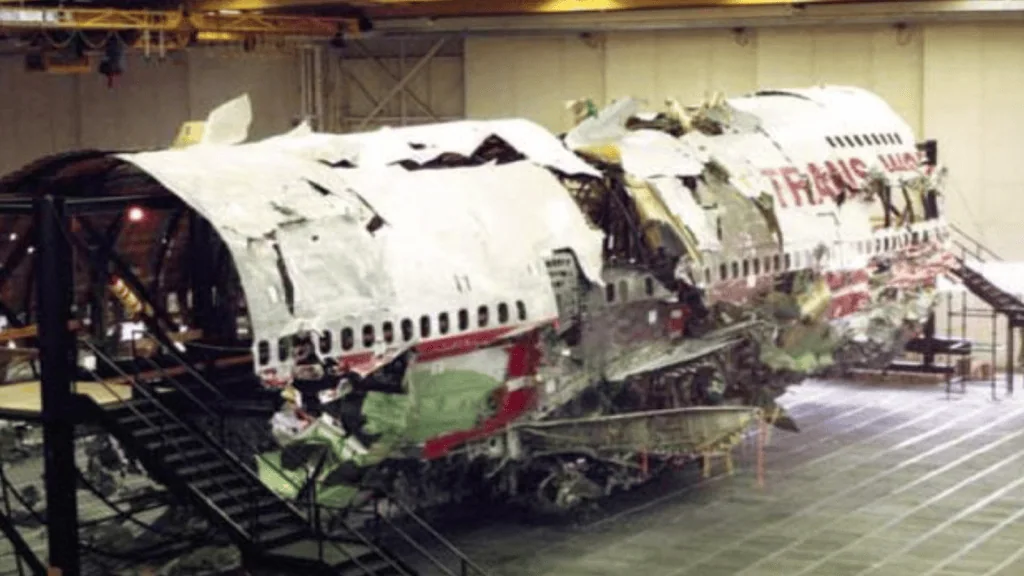 Os 33 maiores desastres aéreos que chocaram o mundo Um dos acidentes com avião que ocorreram em 1996.