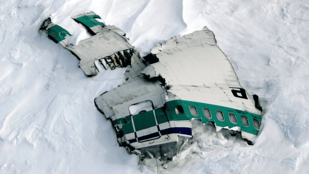 Os 33 maiores desastres aéreos que chocaram o mundo Restos do avião no local do acidente.