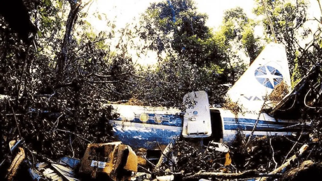 Os 33 maiores desastres aéreos que chocaram o mundo Avião da varig após sua queda.